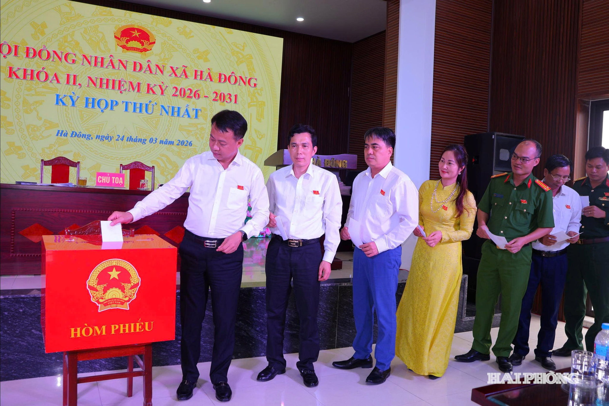 Các đại biểu bỏ phiếu bầu chức danh HĐND.