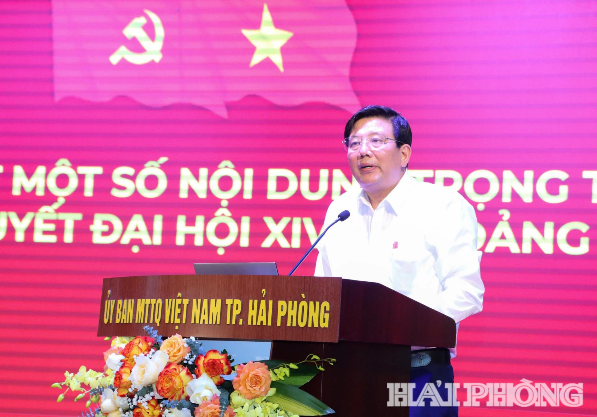 Đồng chí Nguyễn Quang Phúc, Ủy viên Ban Thường vụ Thành ủy, Trưởng Ban Tuyên giáo và Dân vận Thành ủy quán triệt một số nội dung trọng tâm Nghị quyết Đại hội 14 của Đảng.