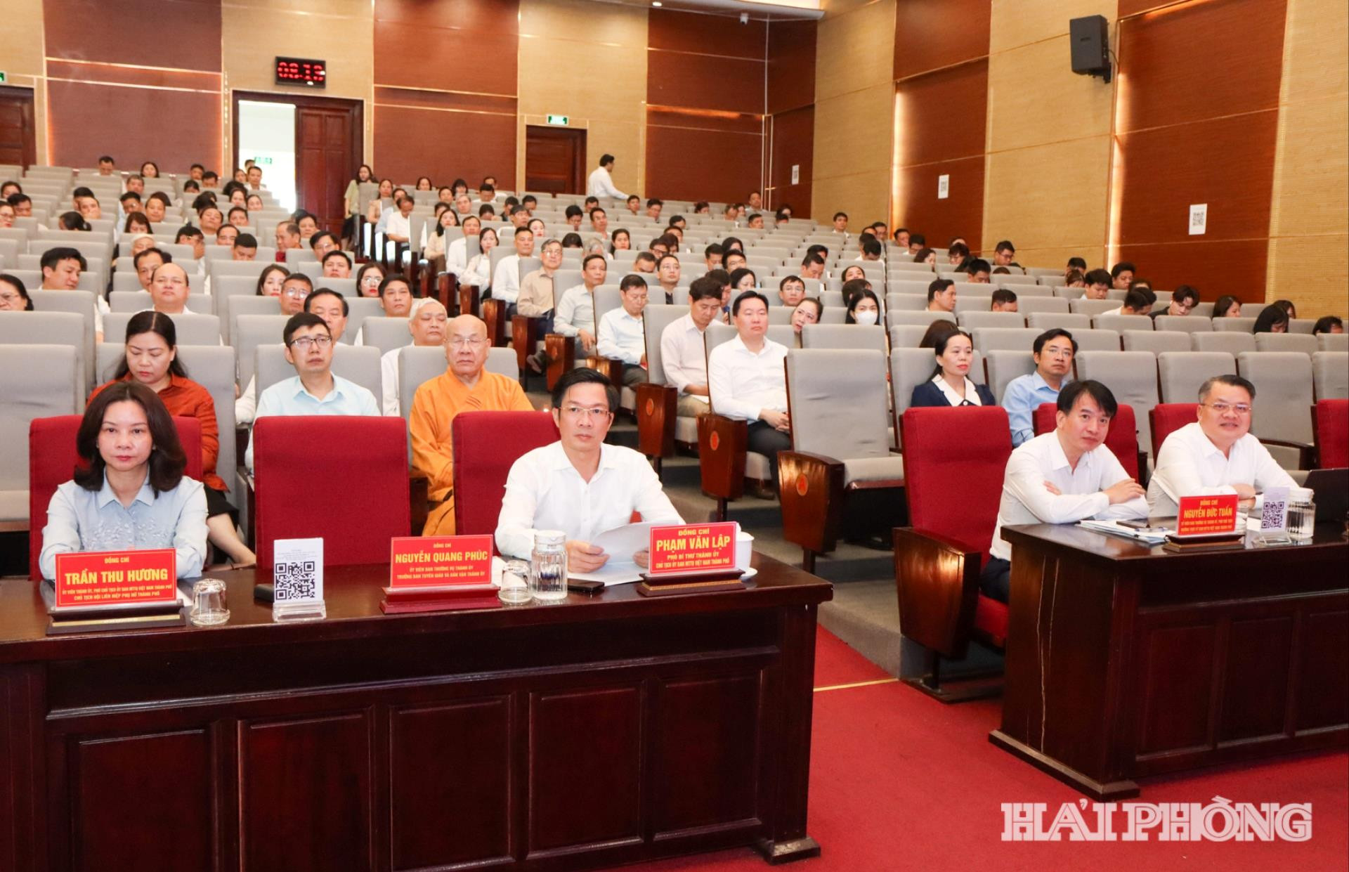 Các đồng chí lãnh đạo dự hội nghị