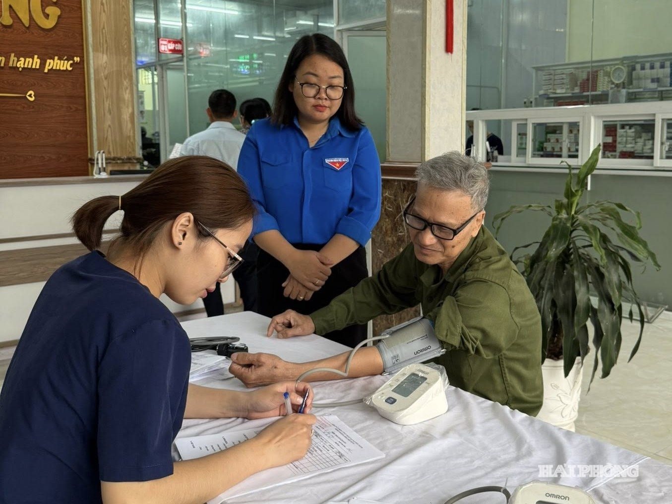 Đoàn Thanh niên phường Bắc An Phụ phối hợp với Phòng khám Đa khoa Phúc Hưng tổ chức khám, tư vấn sức khỏe cho các cựu thanh niên xung phong có hoàn cảnh khó khăn trên địa bàn.