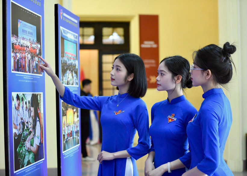 trien-lam-viet-trung.jpg