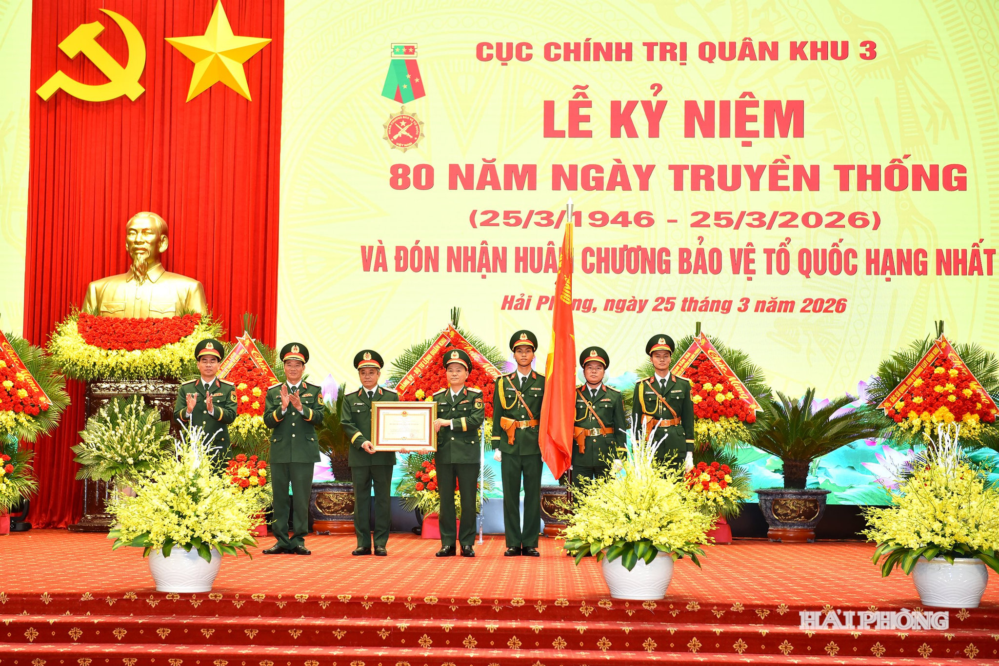 Thừa ủy quyền của Chủ tịch Nước, Trung tướng Lương Văn Kiểm, Tư lệnh Quân khu 3 trao tặng Huân chương Bảo vệ Tổ quốc hạng Nhất tặng Cục Chính trị.