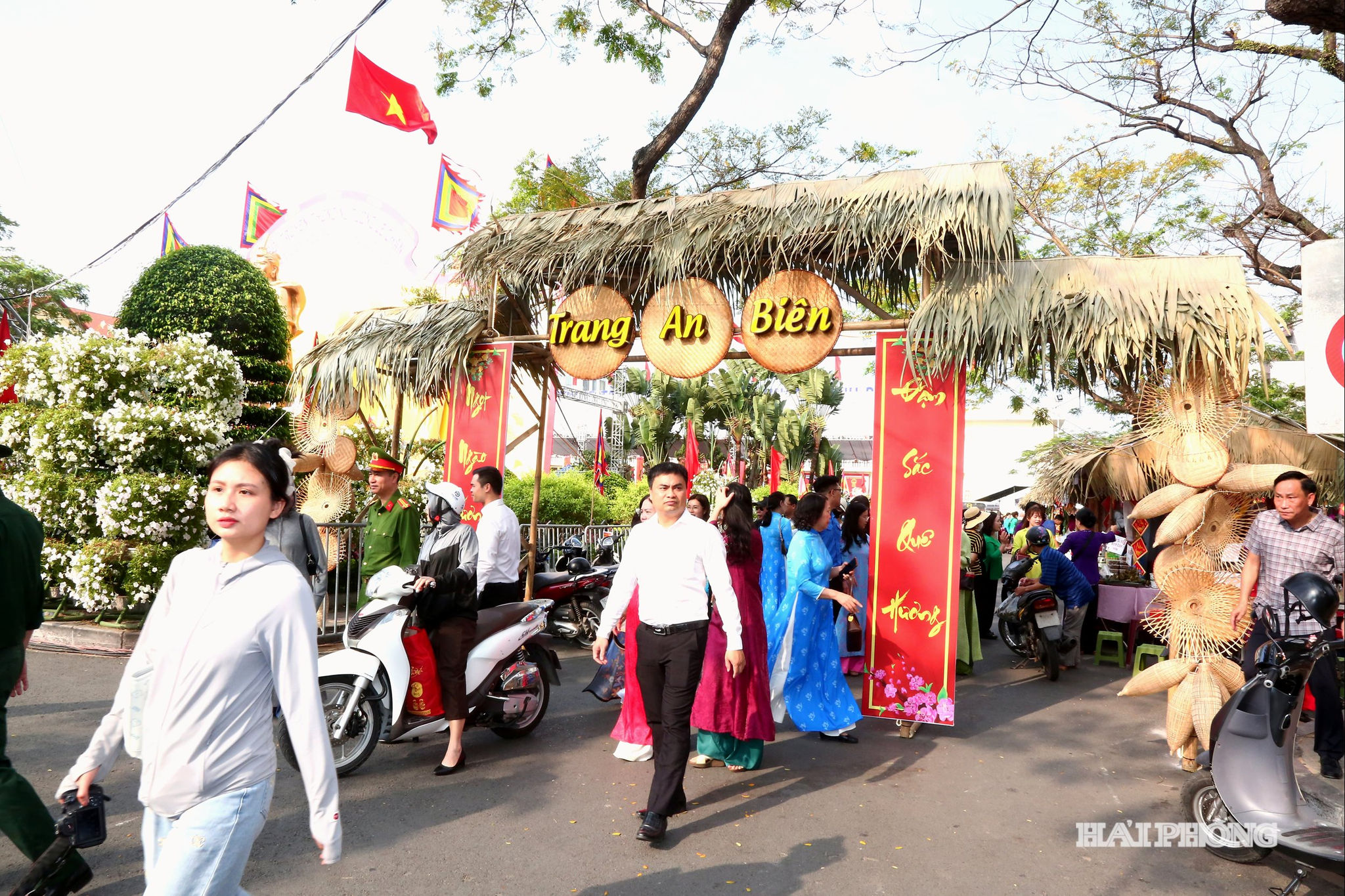 Chợ quê Trang An Biên mô phỏng lại những hình ảnh người dân thuở xưa.