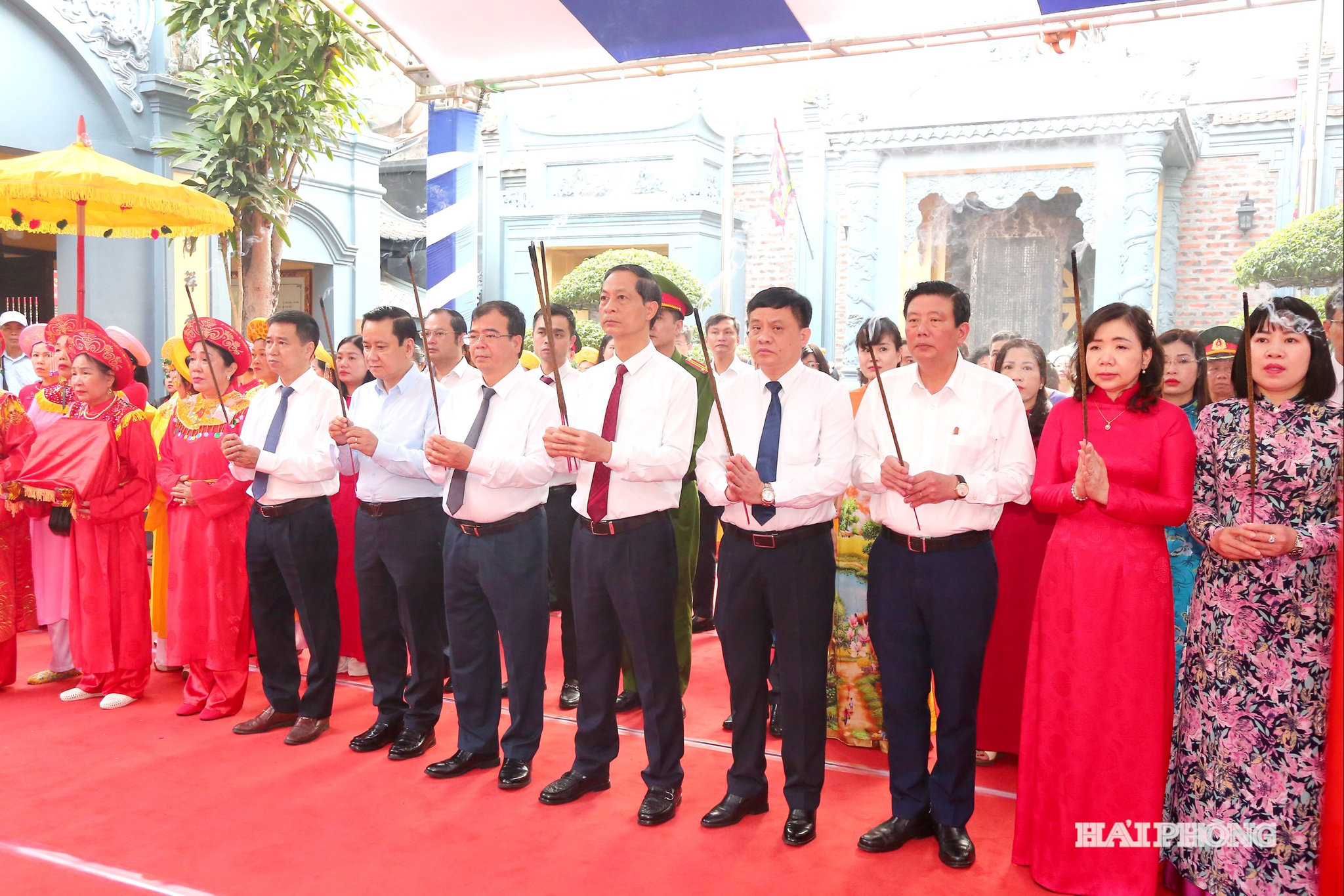 Danghuong-Dennghe2.jpg