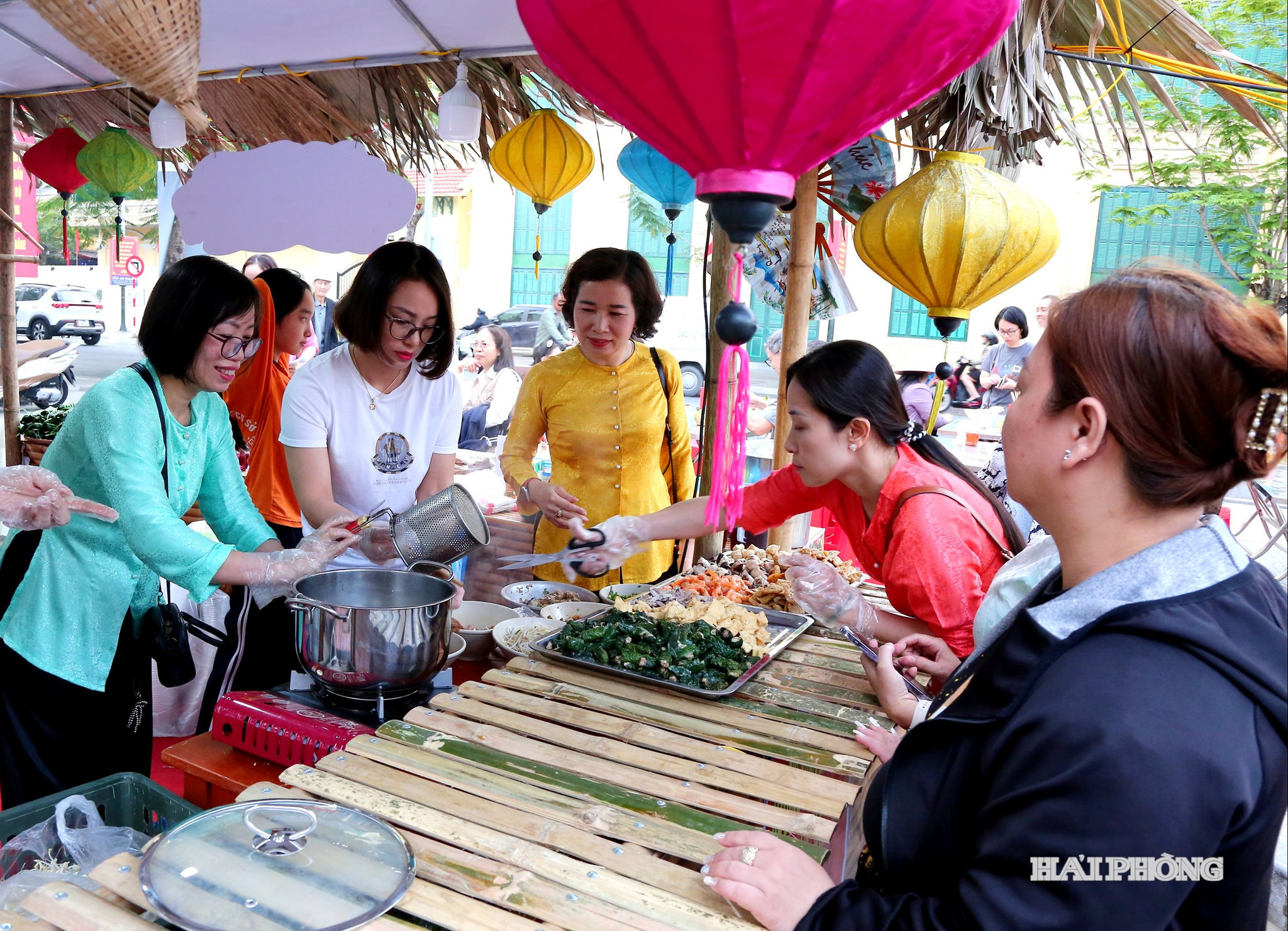 Món bánh đa cua Hải Phòng được đông đảo người dân yêu thích.
