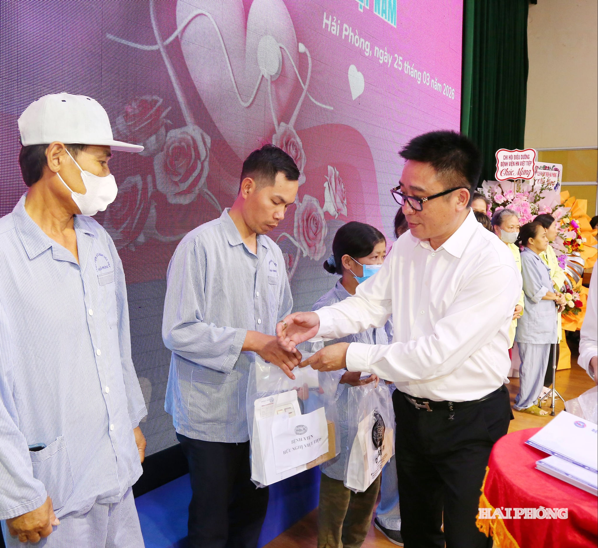 Đồng chí Đỗ Mạnh Thắng, Giám đốc Bệnh viện Hữu nghị Việt Tiệp tặng quà những người bệnh đang điều trị tại bệnh viện