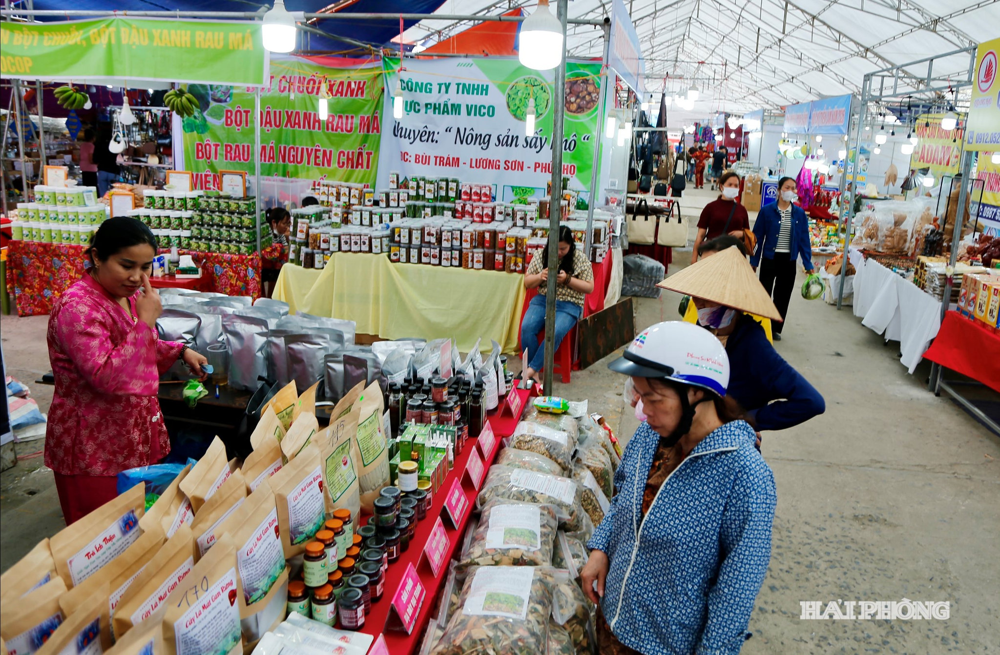 Đông đảo du khách và nhân dân mua sắm tại Hội chợ triển lãm thương mại du lịch-thủy sản Cát Bà năm 2026.