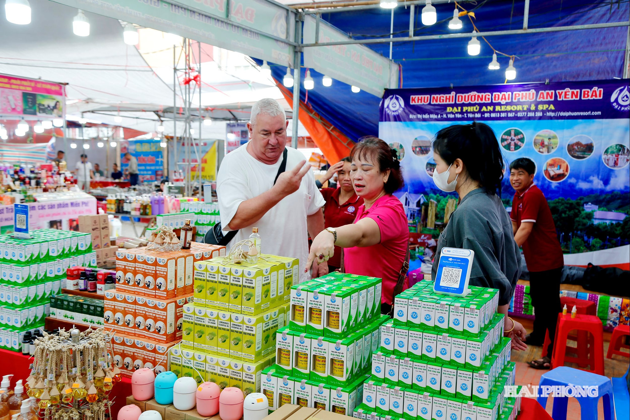 Đông đảo du khách và nhân dân mua sắm tại Hội chợ triển lãm thương mại du lịch-thủy sản Cát Bà năm 2026.