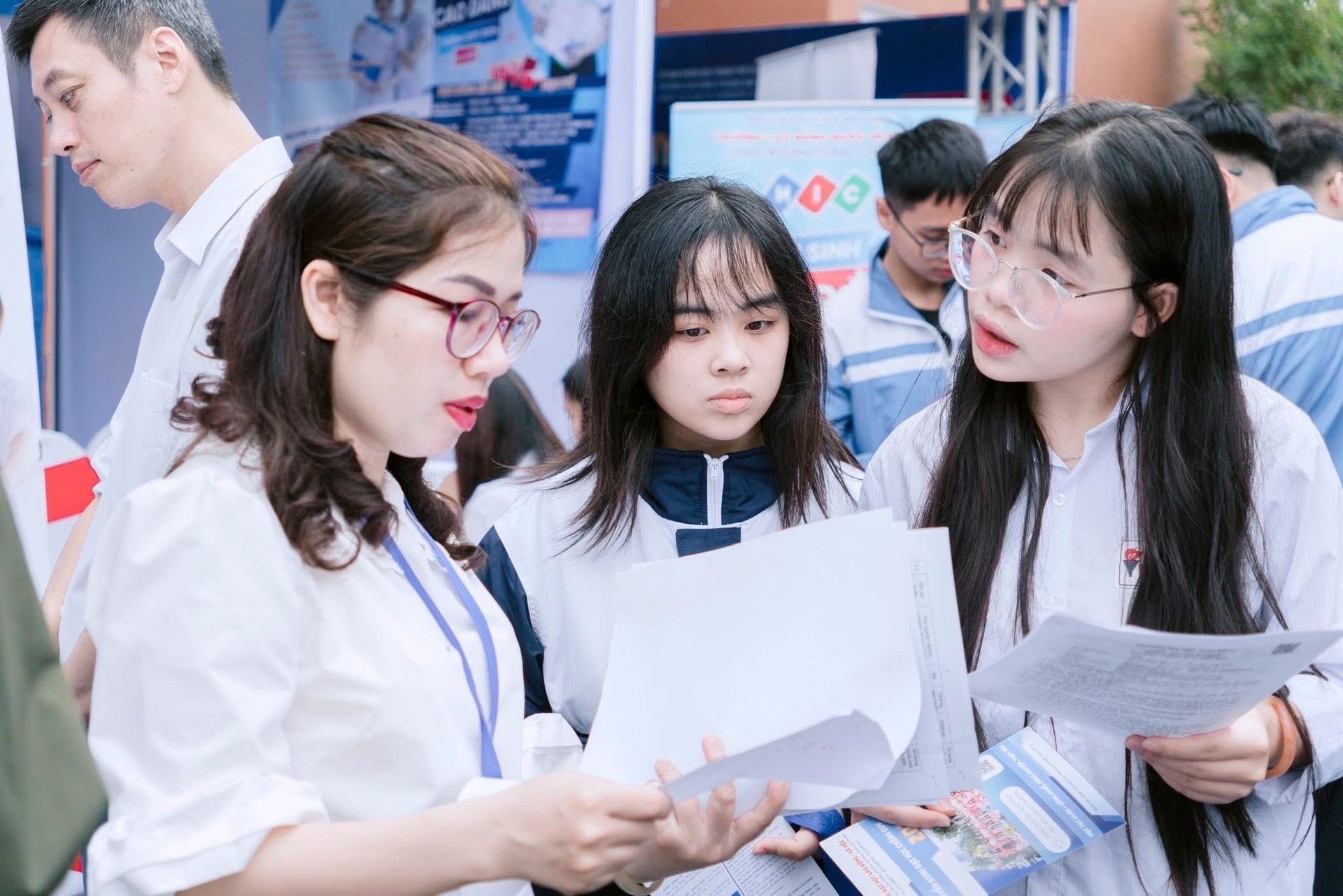 Trường Đại học Hải Phòng tư vấn tuyển sinh tại ngày hội.