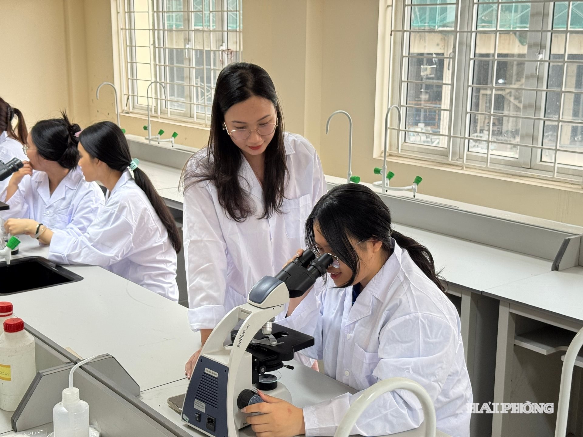 Em Cao Lâm Phương, học sinh lớp 12 chuyên Văn, Trường THPT chuyên Trần Phú (ngồi) vinh dự được đứng trong danh sách đoàn viên ưu tú để giới thiệu cho Đảng xem xét, kết nạp.