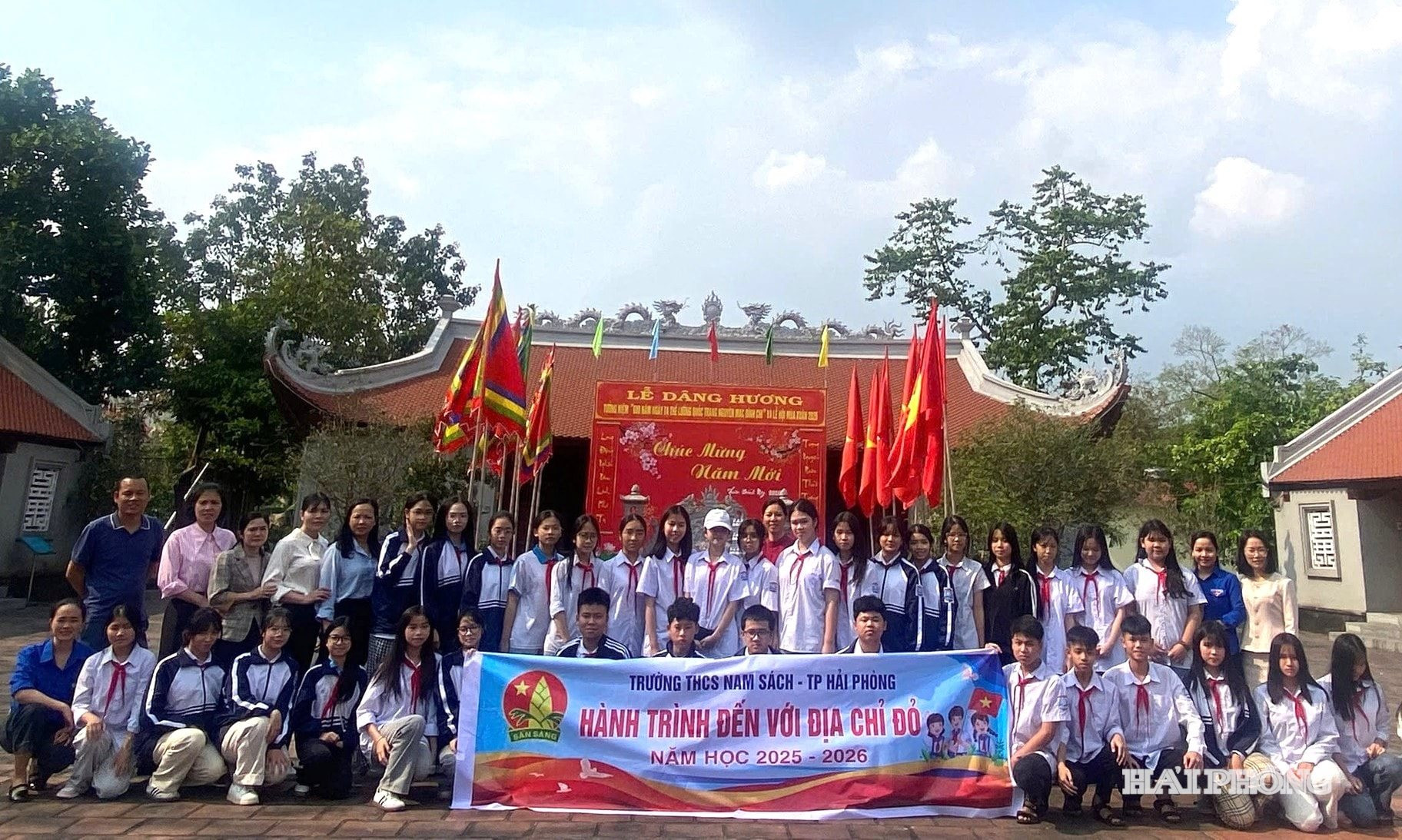 hoc-sinh-tham-den-long-dong.jpg