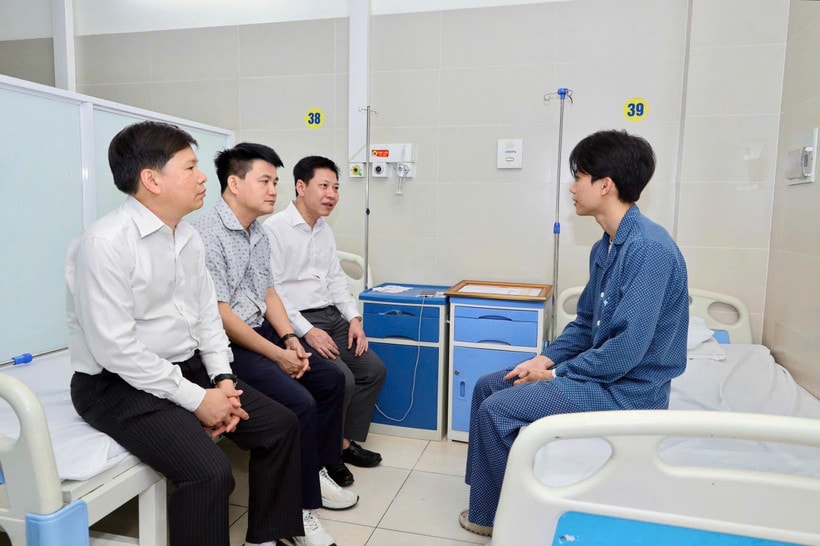 Đại diện Bộ Giáo dục và Đào tạo thăm hỏi, động viên em Nguyễn Lê Tú (Ảnh: Bộ GDĐT)