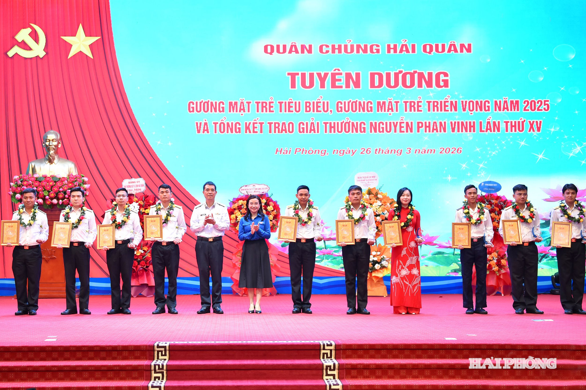 Các đồng chí: Phó Đô đốc Nguyễn An Phong, Bí thư Đảng ủy, Chính ủy Hải quân; Nguyễn Phạm Duy Trang, Bí thư Trung ương Đoàn, Chủ tịch Hội đồng Đội Trung ương trao giải thưởng gương mặt trẻ tiêu biểu, gương mặt trẻ triển vọng Hải quân năm 2025.