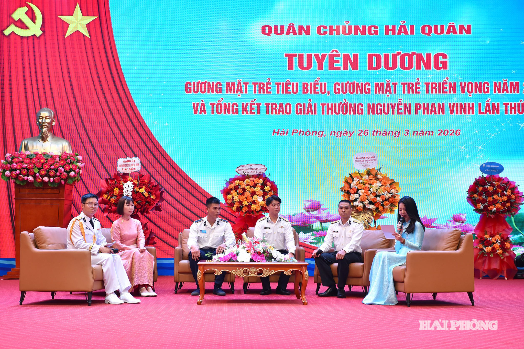 Các tác giả, nhóm tác giả giao lưu, chia sẻ kinh nghiệm tại lễ tuyên dương.