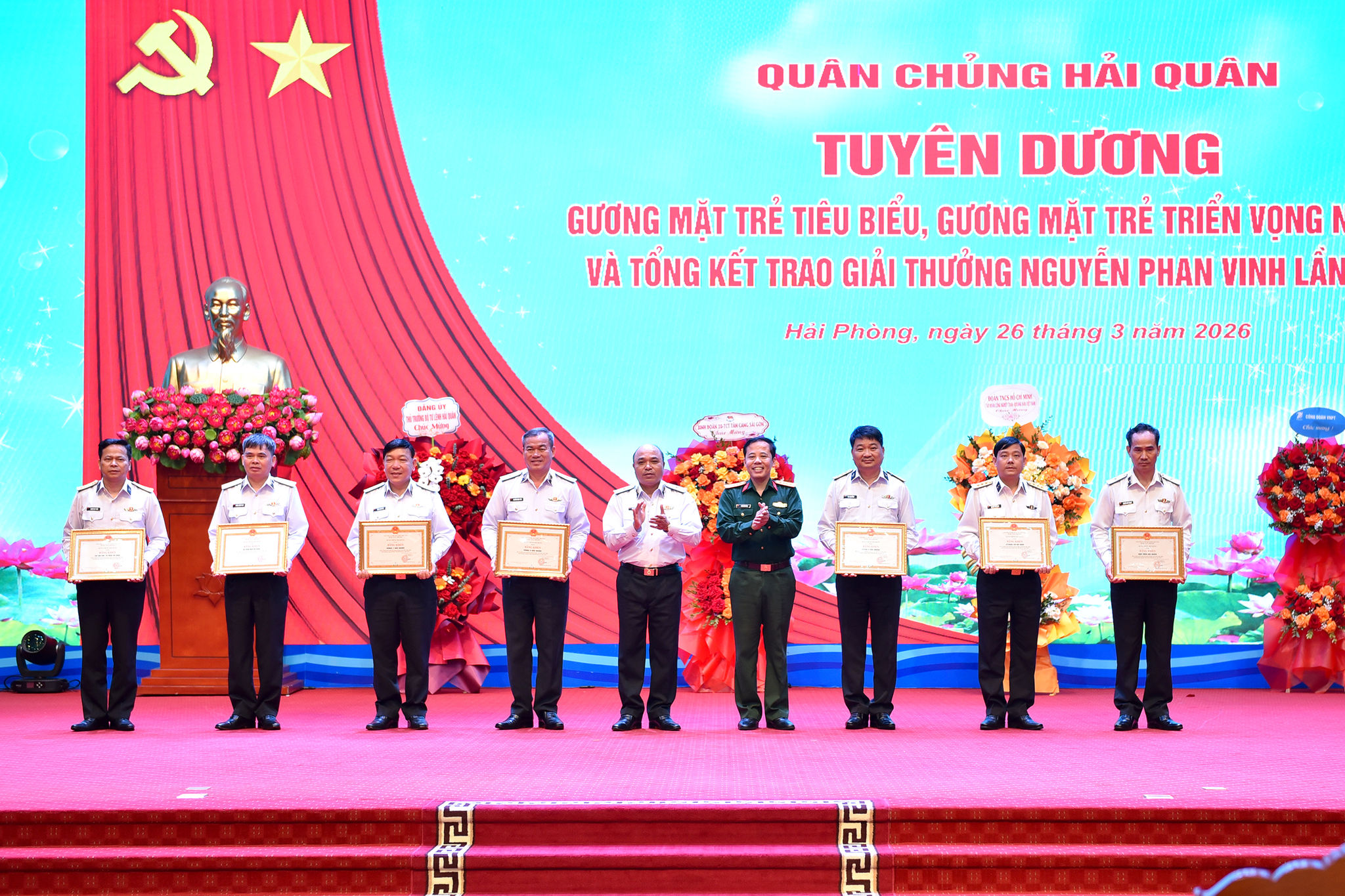 Lãnh đạo Quân chủng Hải quân trao bằng khen tặng các tập thể có thành tích xuất sắc.