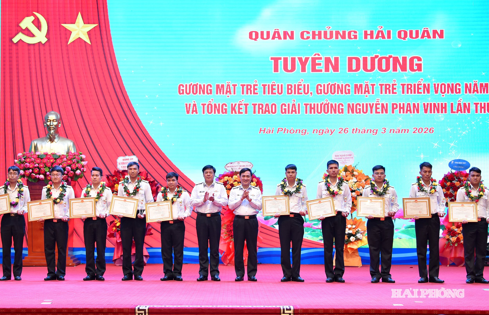 Lãnh đạo Quân chủng Hải quân trao giải thưởng Nguyễn Phan Vinh lần thứ XV tặng các cá nhân có thành tích xuất sắc.