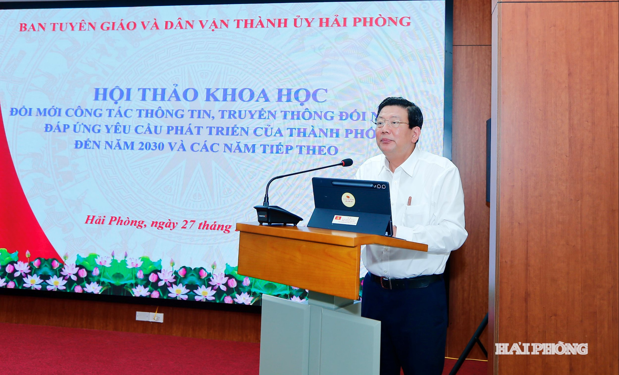 Đồng chí Nguyễn Quang Phúc, Uỷ viên ban Thường vụ Thành ủy, Trưởng ban Tuyên giáo và Dân vận Thành ủy phát biểu đê dẫn tại hội thảo khoa học.