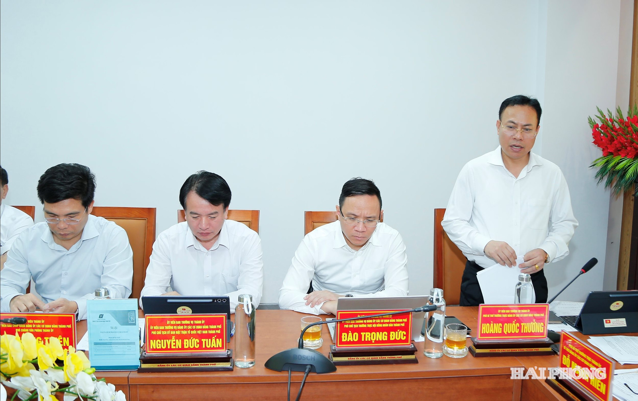 Đồng chí Hoàng Quốc Thưởng, Uỷ viên ban Thường vụ Thành ủy, Phó bí thư Thường trực Đảng ủy các cơ quan Đảng thành phố báo cáo tại hội nghị.