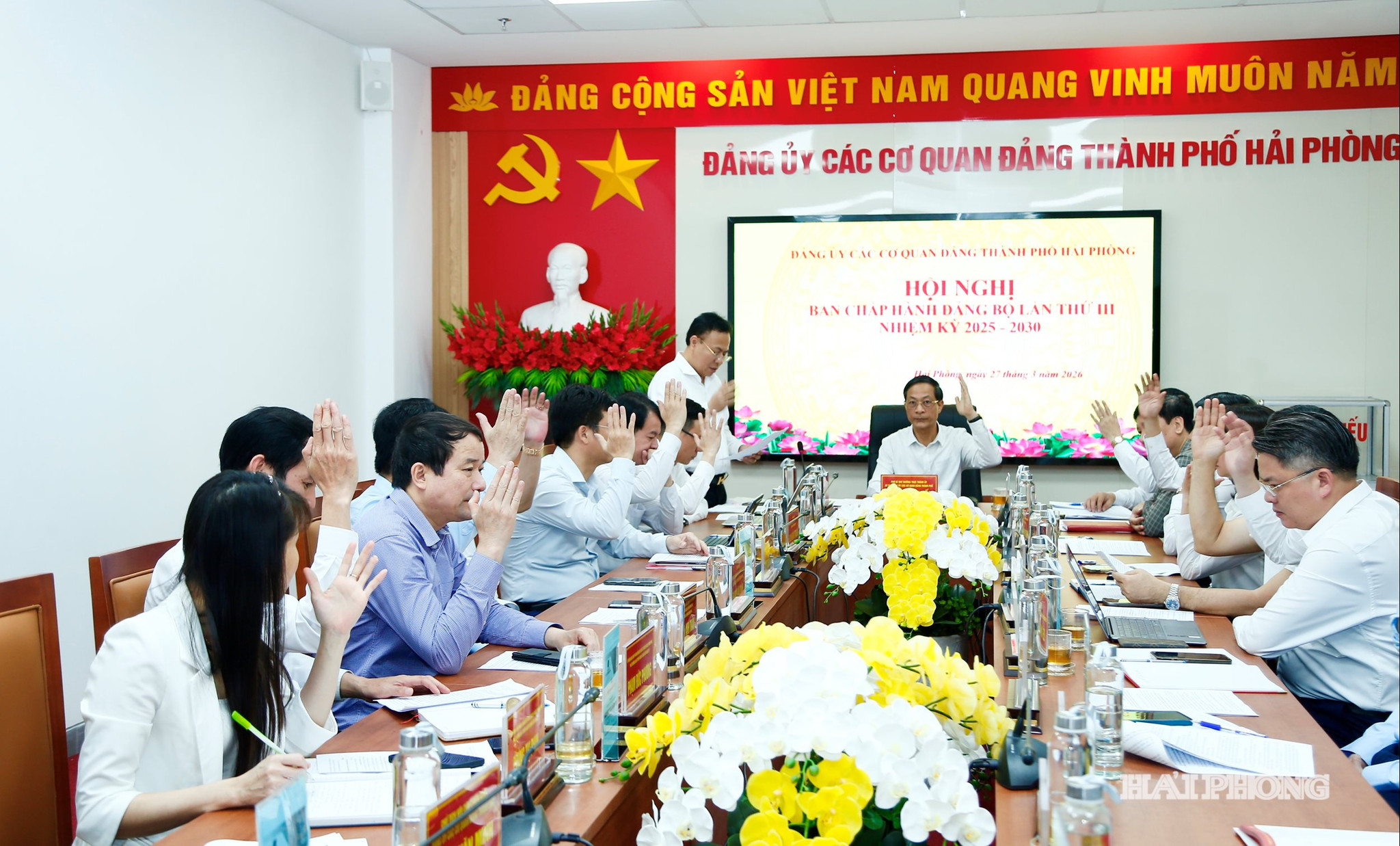 Các đại biểu biểu quyết thông qua các nội dung tại hội nghị.