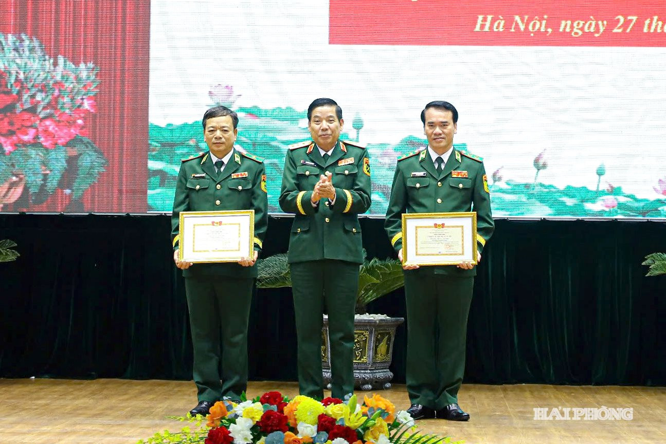 Thượng tướng Nguyễn Văn Gấu, Uỷ viên Trung ương Đảng, Thứ trưởng Bộ Quốc phòng trao bằng khen tặng các tập thể và cá nhân có thành tích xuất sắc.