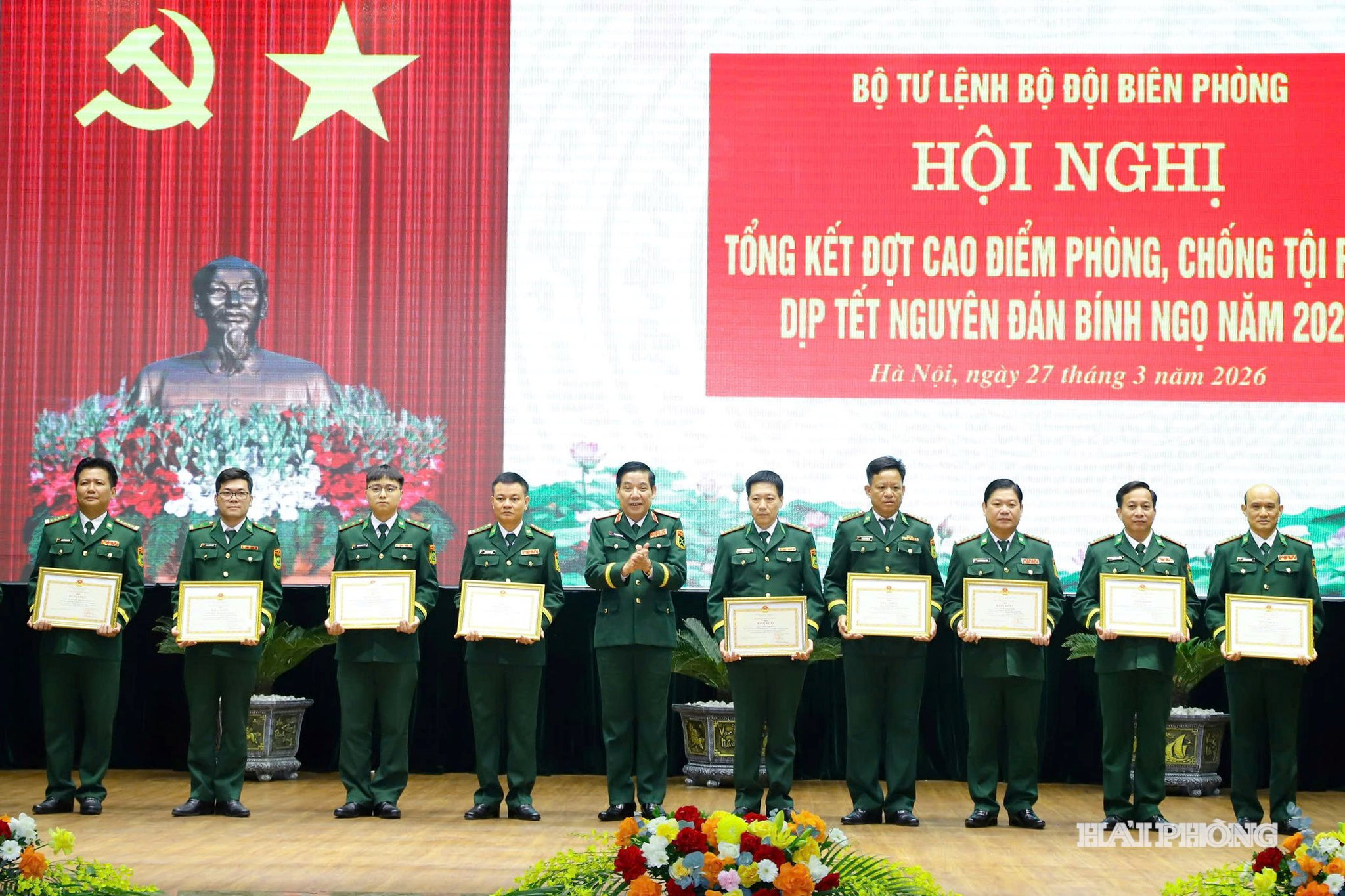 Thượng tướng Nguyễn Văn Gấu, Uỷ viên Trung ương Đảng, Thứ trưởng Bộ Quốc phòng trao bằng khen tặng các tập thể và cá nhân có thành tích xuất sắc.