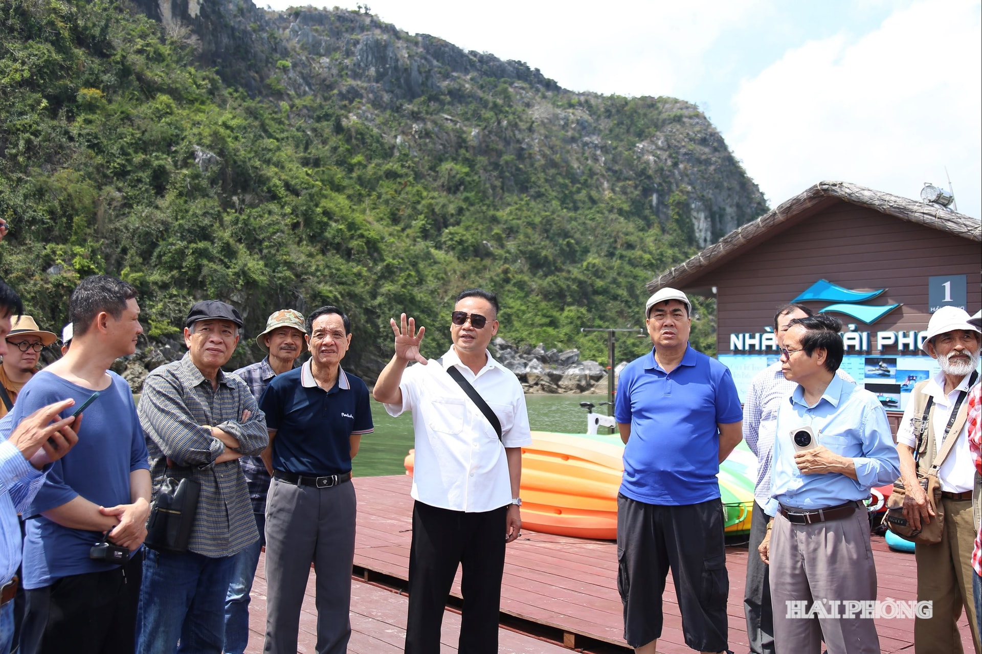 Artisti e scrittori dell'Unione di Letteratura e Arti della città di Hai Phong hanno assistito a una presentazione sulla Cooperativa delle Case Galleggianti di Hai Phong e sulla baia di Lan Ha.