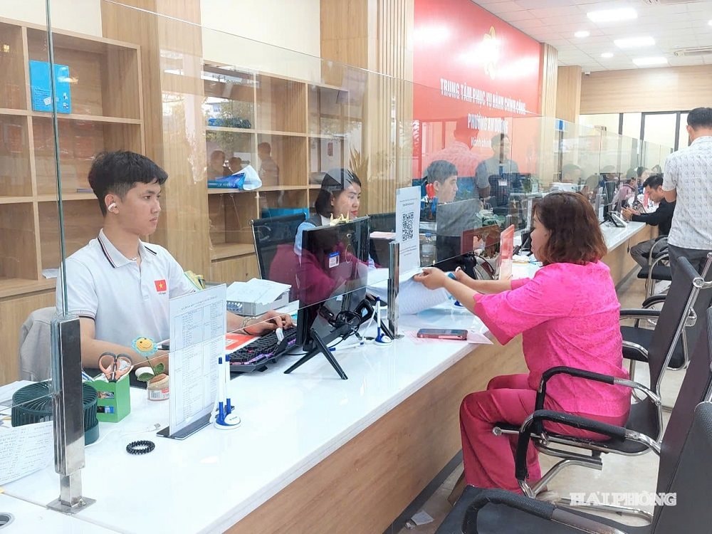 เจ้าหน้าที่ประจำศูนย์บริการสาธารณะเขตอันเดือง รับคำขอจากประชาชนที่ต้องการขออนุญาตสร้างบ้าน