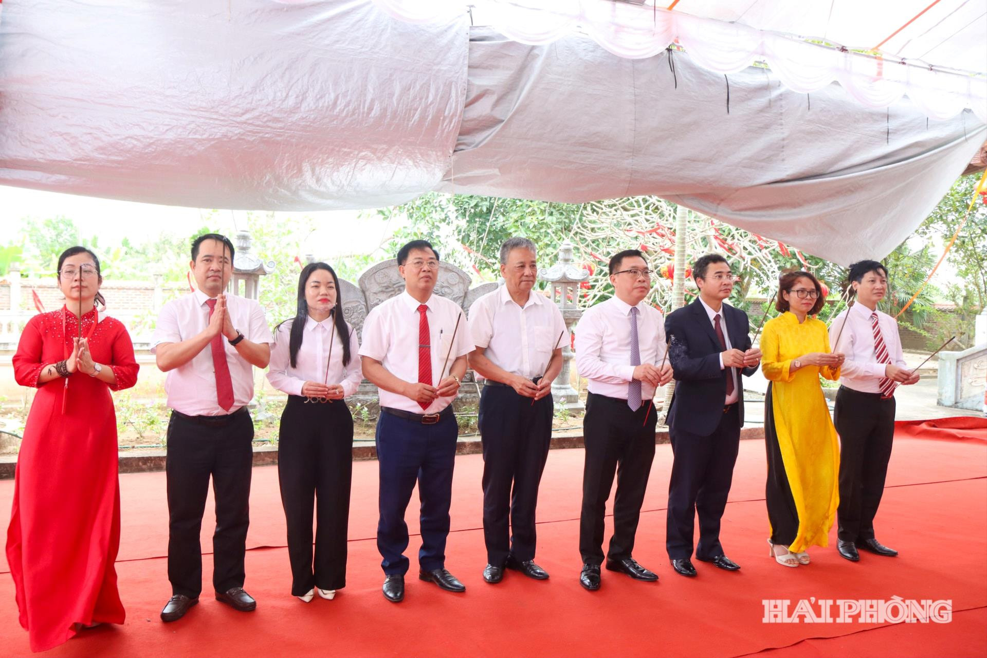 Các đại biểu dâng hương