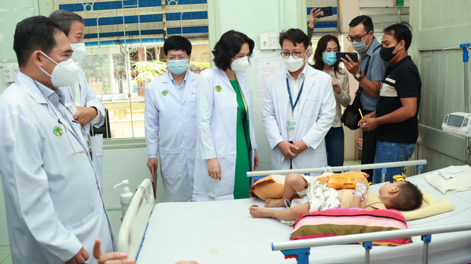 Thứ trưởng Bộ Y tế Nguyễn Thị Liên Hương kiểm tra công tác thu dung, điều trị tay chân miệng tại Bệnh viện Nhi đồng 2. (Ảnh: Đinh Hằng/TTXVN) 2903-chan-tay-mieng-3.jpg