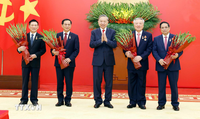 Tổng Bí thư Tô Lâm trao tặng Huy hiệu Đảng cho các đồng chí: Phạm Minh Chính, Ủy viên Bộ Chính trị khóa XIII, Thủ tướng Chính phủ (40 năm tuổi Đảng); Nguyễn Hòa Bình, Ủy viên Bộ Chính trị khóa XIII, Phó Thủ tướng Thường trực Chính phủ (45 năm tuổi Đảng); Bùi Thanh Sơn, Ủy viên Trung ương Đảng khóa XIII, Phó Thủ tướng Chính phủ (40 năm tuổi Đảng); Hồ Đức Phớc, Ủy viên Trung ương Đảng khóa XIII, Phó Thủ tướng Chính phủ (30 năm tuổi Đảng). (Ảnh: Thống Nhất/TTXVN) ttxvn-tong-bi-thu-to-lam-chu-tri-le-trao-tang-huan-chuong-quan-cong-va-huy-hieu-dang-10.jpg
