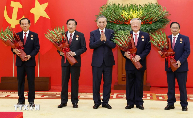 Tổng Bí thư Tô Lâm trao tặng Huân chương Quân công hạng Nhất cho các đồng chí: Phạm Minh Chính, Ủy viên Bộ Chính trị khóa XIII, Thủ tướng Chính phủ; Nguyễn Hòa Bình, Ủy viên Bộ Chính trị khóa XIII, Phó Thủ tướng Thường trực Chính phủ; Phan Đình Trạc, Ủy viên Bộ Chính trị, Bí thư Trung ương Đảng khóa XIII, nguyên Trưởng ban Nội chính Trung ương; Nguyễn Văn Nên, Ủy viên Bộ Chính trị khóa XIII, Thường trực Tiểu ban Văn kiện Đại hội XIV của Đảng. (Ảnh: Thống Nhất/TTXVN)