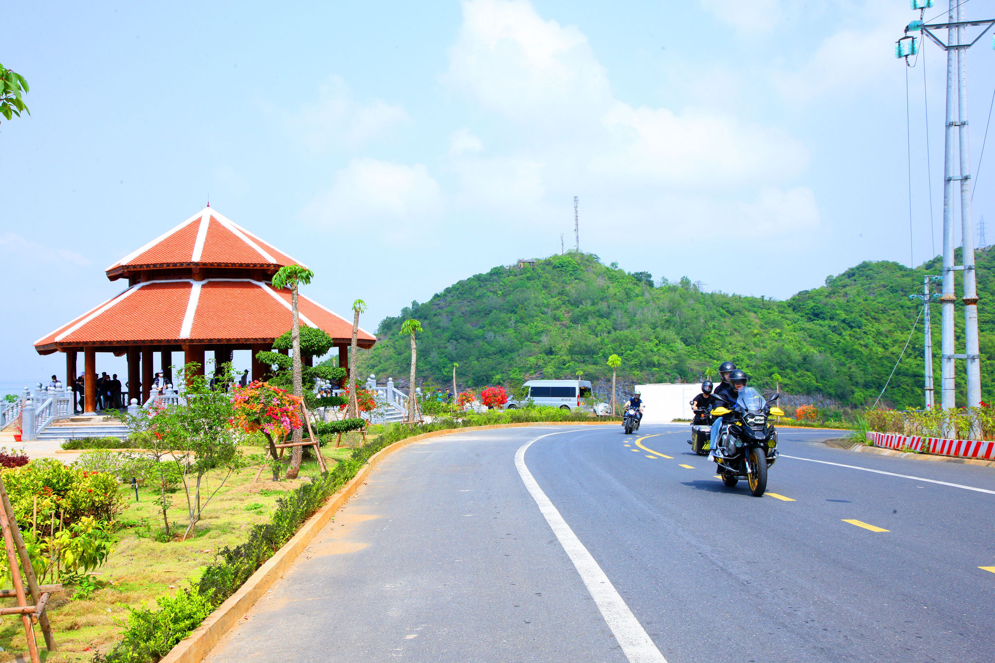 Đặc khu Cát Hải chọn mô hình du lịch chủ đạo là du lịch sinh thái, bảo tồn và phát huy những giá trị đặc hữu tại quần đảo Cát Bà trên cơ sở khai thác bền vững những lợi thế về cảnh quan, hệ sinh thái rừng, núi, biển, đảo.