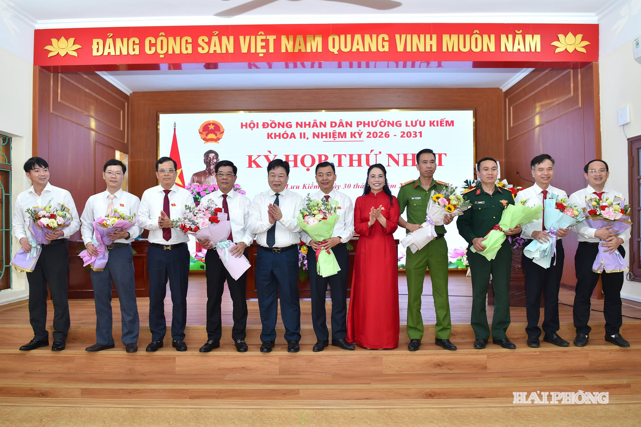 Đồng chí Nguyễn Khắc Toản, Phó Chủ tịch HĐND thành phố tặng hoa chúc mừng các đồng chí được bầu giữ chức vụ UBND phường Lưu Kiếm.
