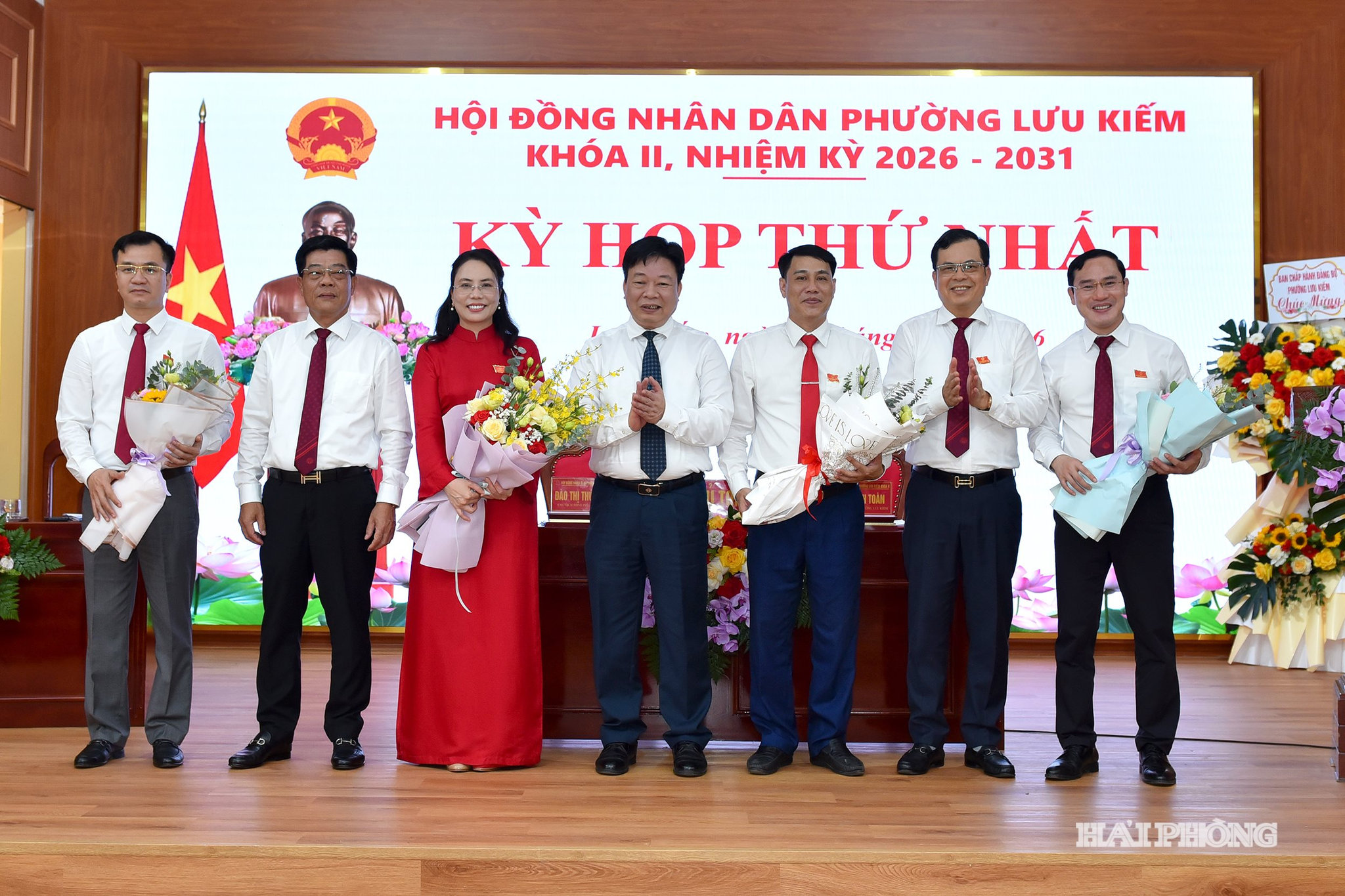 Đồng chí Nguyễn Khắc Toản, Phó Chủ tịch HĐND thành phố tặng hoa chúc mừng các đồng chí được bầu giữ chức vụ HĐND phường Lưu Kiếm.