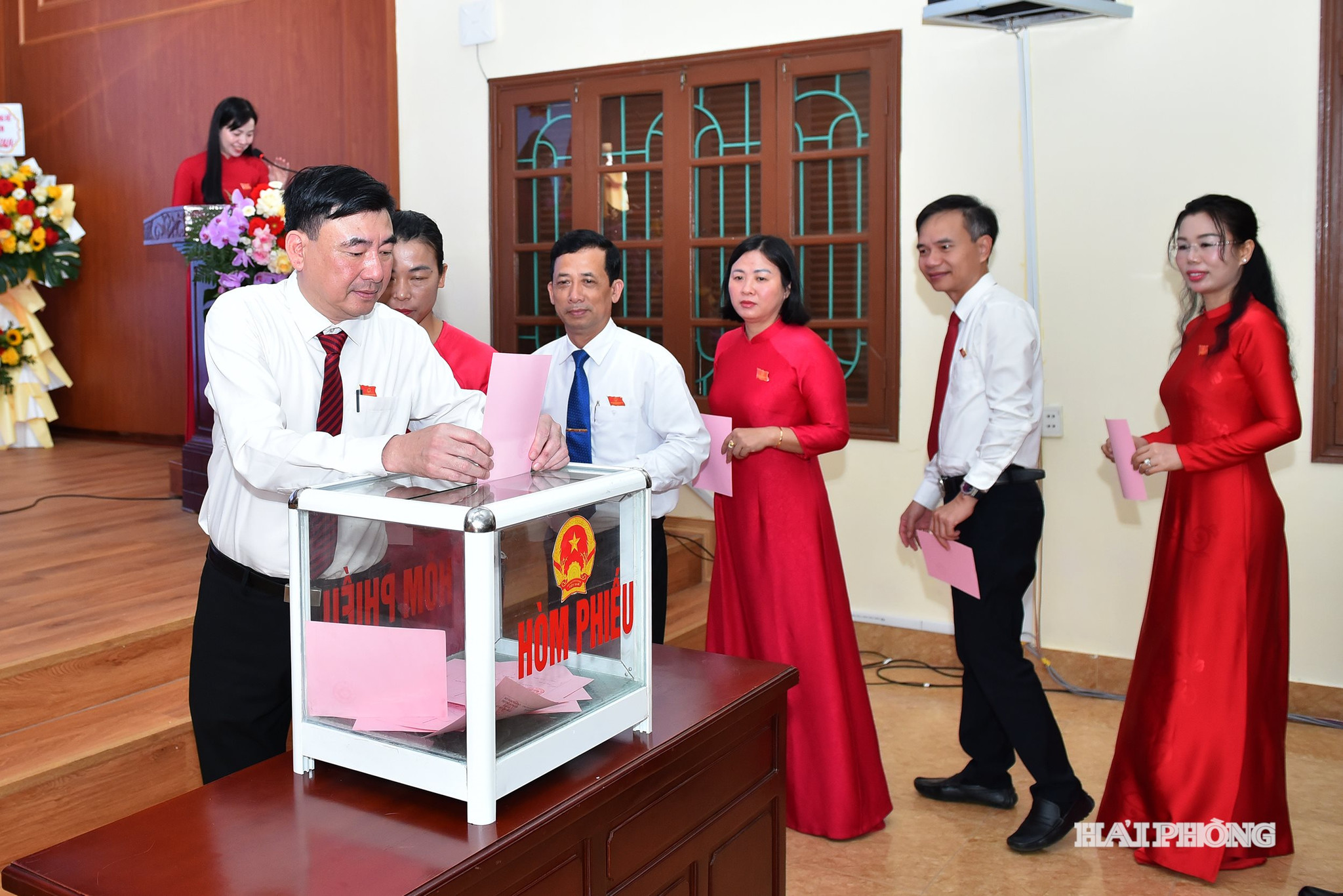 Đại biểu HĐND phường Lưu Kiếm bầu các chức danh HĐND, UBND phường.