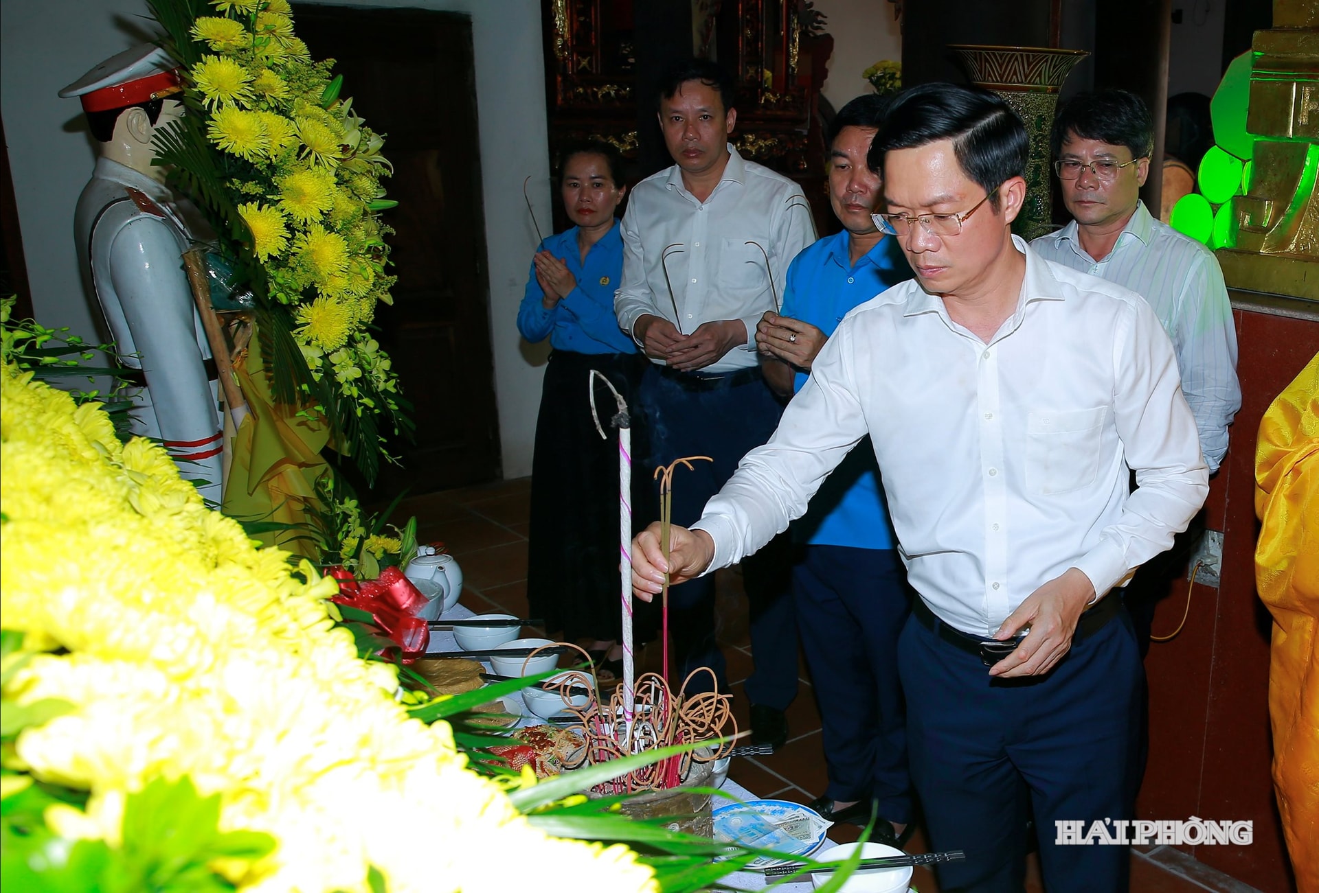 Đồng chí Phạm Văn Lập, Phó bí thư Thành uỷ, Chủ tịch UBMTTQ Việt Nam thành phố cùng các đại biểu dâng hươ tưởng niệm 46 năm ngày mất Cố Chủ tịch Tôn Đức Thắng.