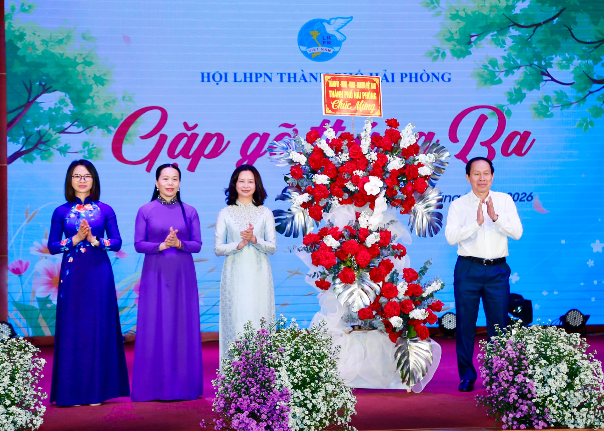 Đồng chí Lê Tiến Châu, Uỷ viên Trung ương Đảng, Bí thư Thành ủy tặng hoa chúc mừng Hội liên hiệp Phụ nữ thành phố.