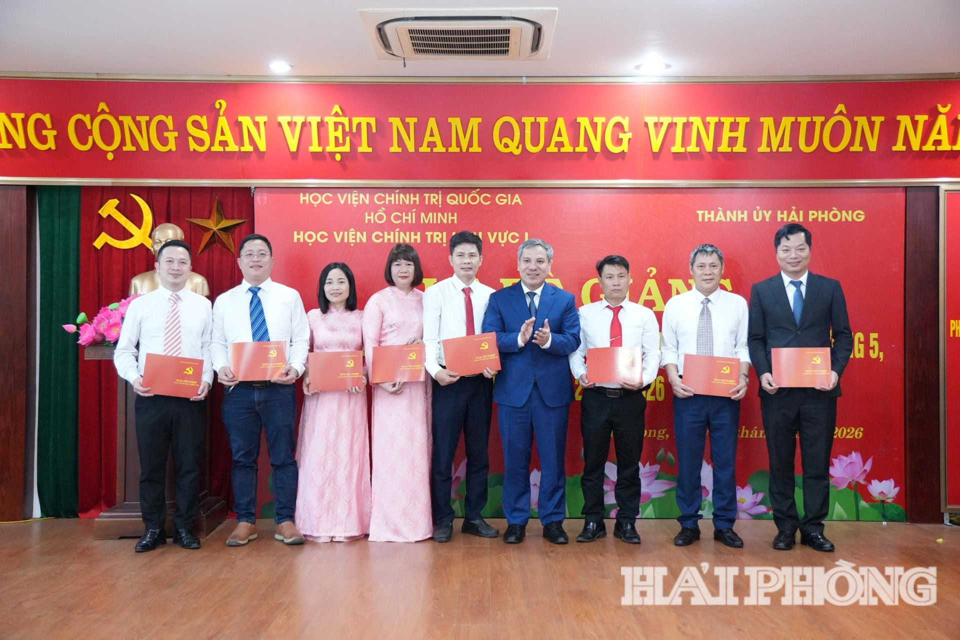 cac-hoc-vien-nhan-bang-tot-nghiep(1).jpg