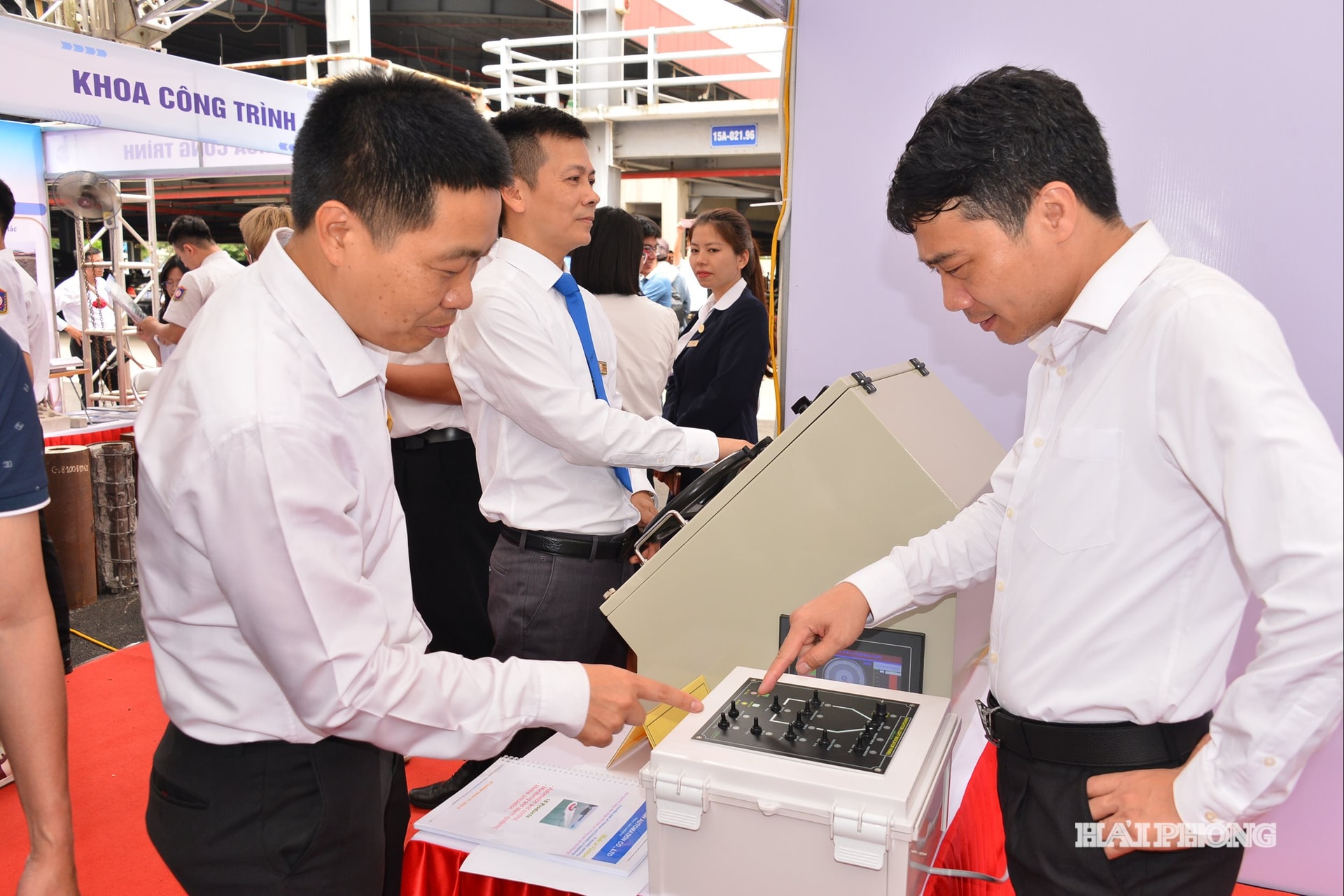 Các sản phẩm trưng bày không chỉ thể hiện năng lực nghiên cứu, sáng tạo của đội ngũ cán bộ, giảng viên và sinh viên Nhà trường mà còn phản ánh xu hướng ứng dụng công nghệ hiện đại trong lĩnh vực hàng hải và logistics. Đồng thời, sự tham gia của các doanh nghiệp đối tác đã góp phần tăng cường tính thực tiễn, tạo cầu nối hiệu quả giữa nghiên cứu khoa học với nhu cầu của thị trường và sản xuất
