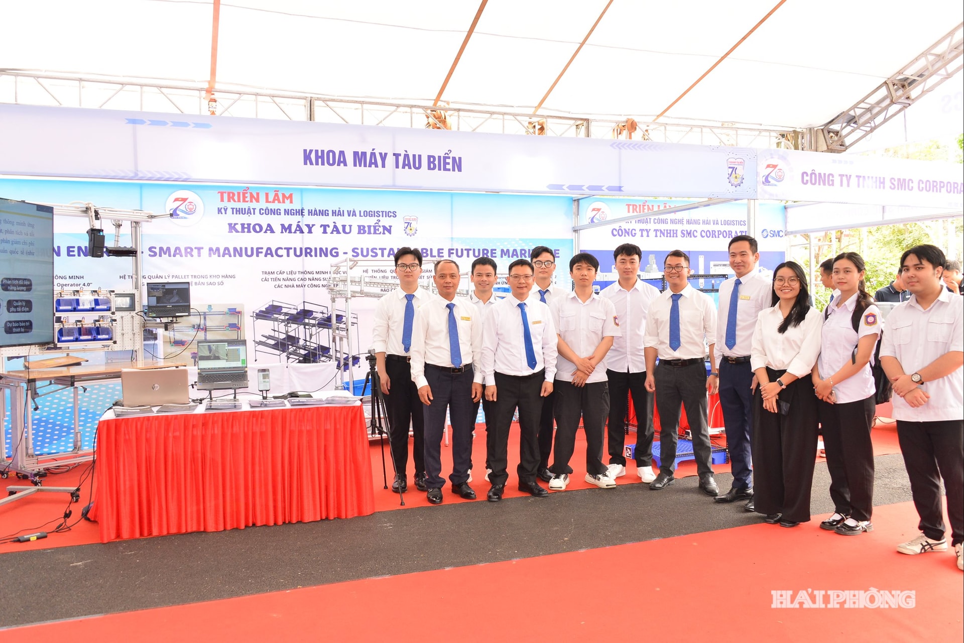 Tại các gian trưng bày, khoảng 50 sản phẩm khoa học - công nghệ tiêu biểu đã được giới thiệu, bao gồm các mô hình, thiết bị, giải pháp kỹ thuật và kết quả nghiên cứu của giảng viên, sinh viên cùng các sản phẩm công nghệ đến từ doanh nghiệp