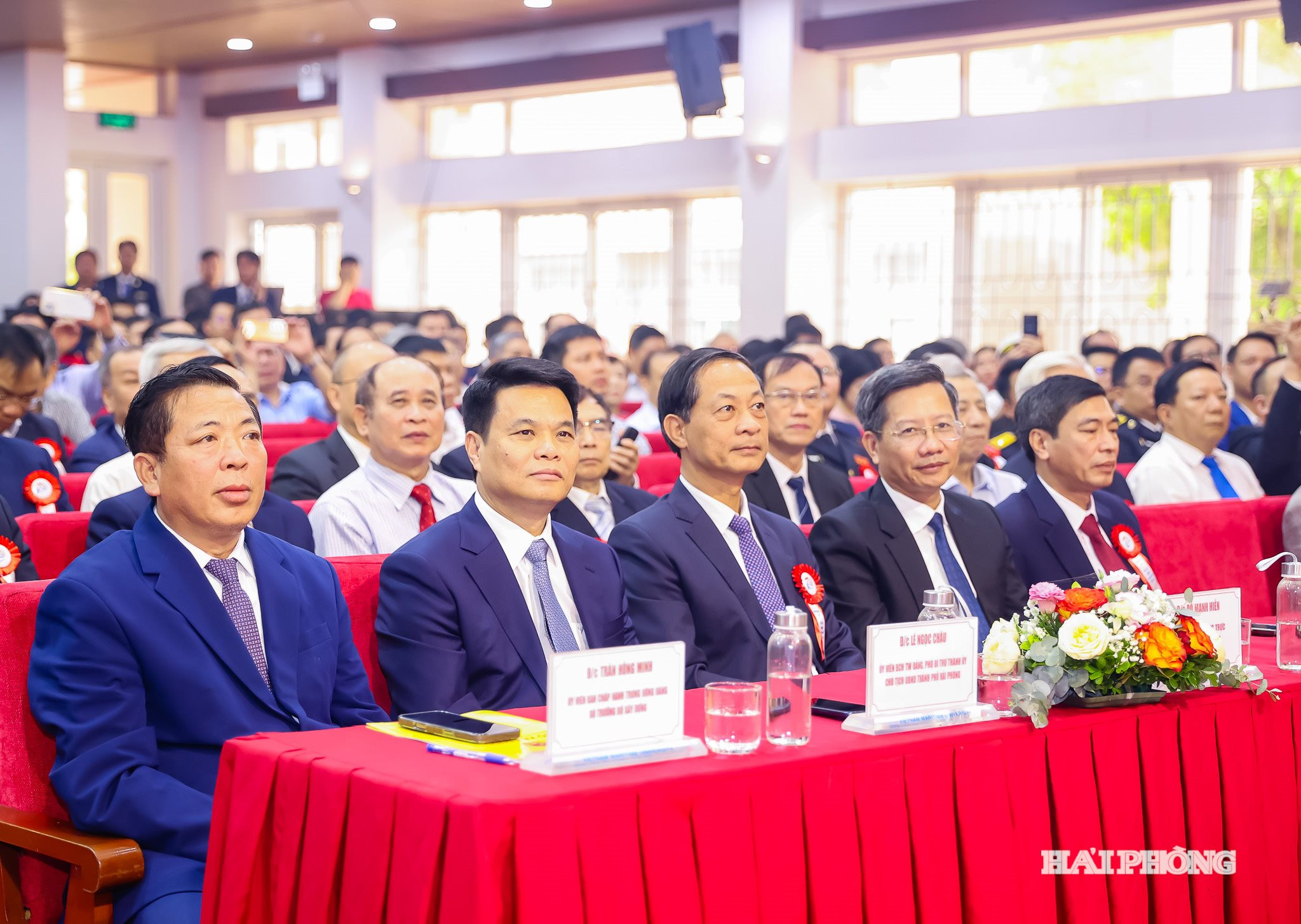 Các đồng chí lãnh đạo, đại biểu dự lễ kỷ niệm