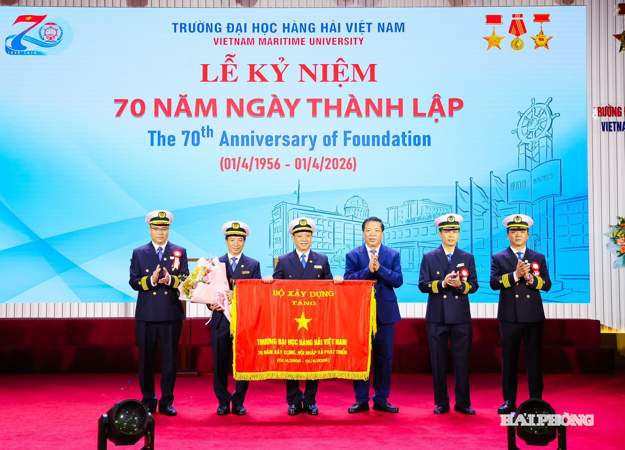 Đồng chí Trần Hồng Minh, Uỷ viên Trung ương Đảng, Bộ trưởng Bộ Xây dựng trao bức trướng tặng Trường Đại học Hàng hải Việt Nam