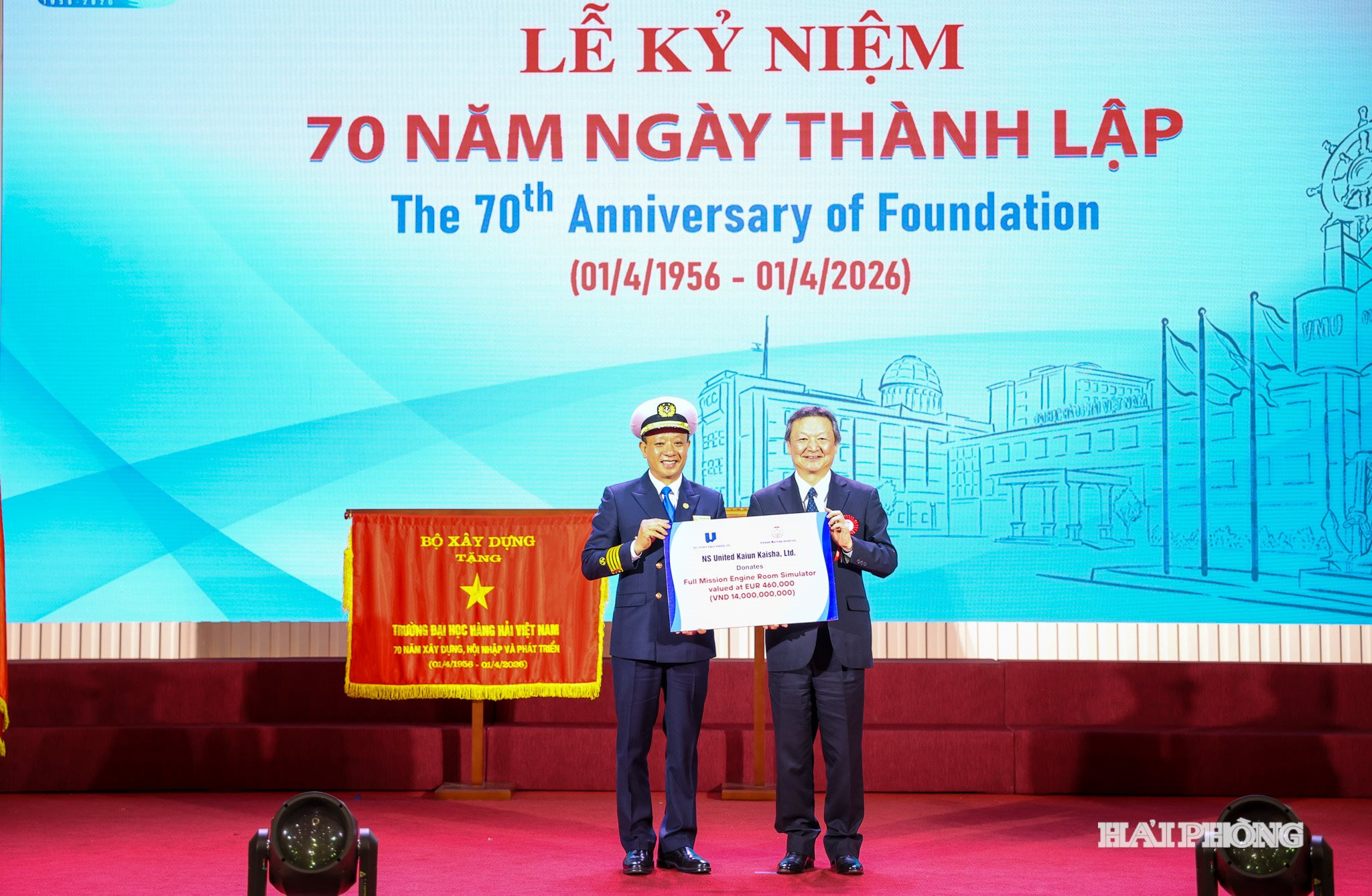 Đại diện Công ty NS United Kaiun Kaisha trao tặng 1 phòng mô phòng buồng máy trị giá 14 tỉ đồng cho nhà trường