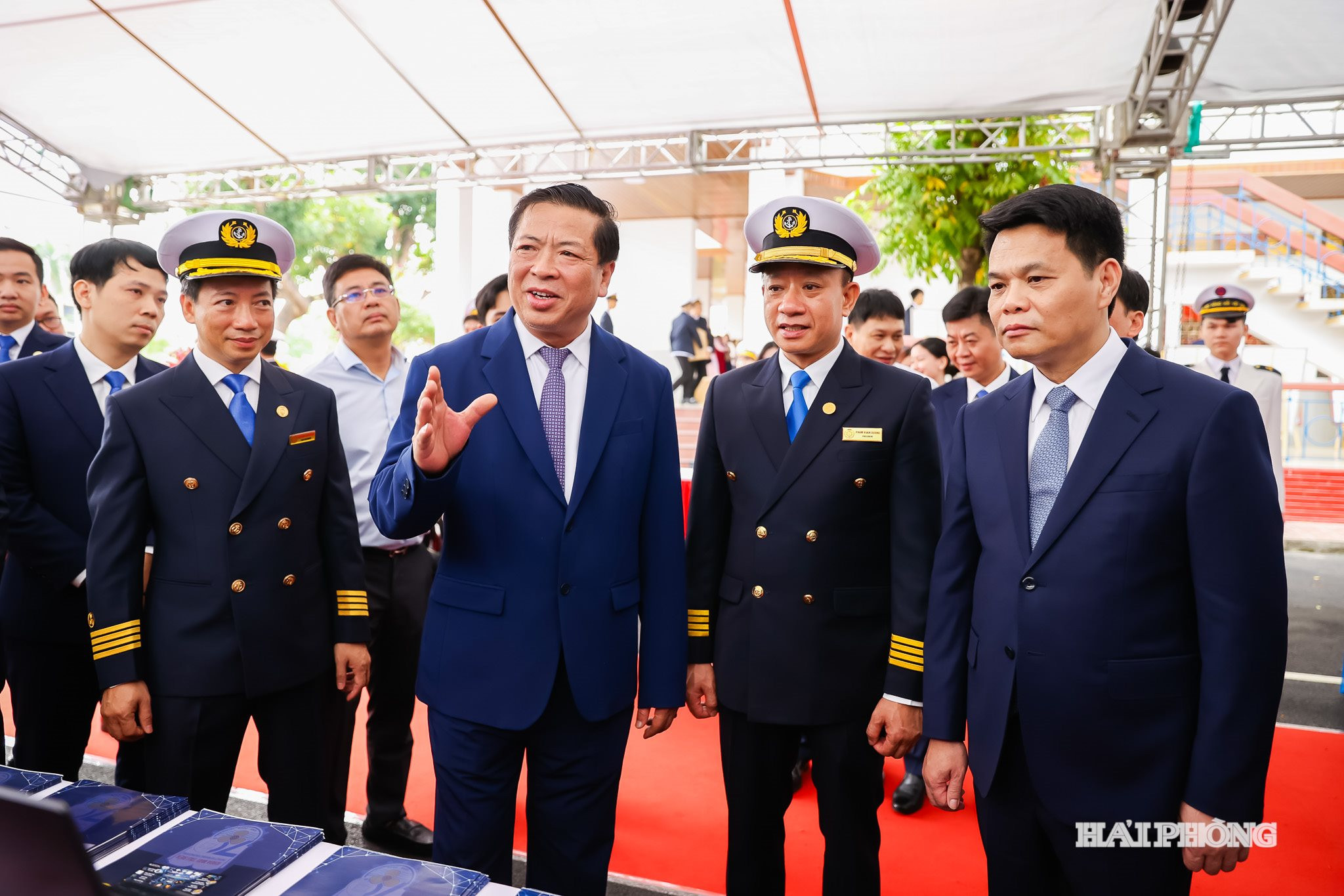 Các đồng chí Uỷ viên Trung ương Đảng: Trần Hồng Minh, Bộ trưởng Bộ Xây dưng, Lê Ngọc Châu, Chủ tịch UBND thành phố tham quan các gian hàng tại Triển lãm Kỹ thuật Công nghệ Hàng hải và Logistics