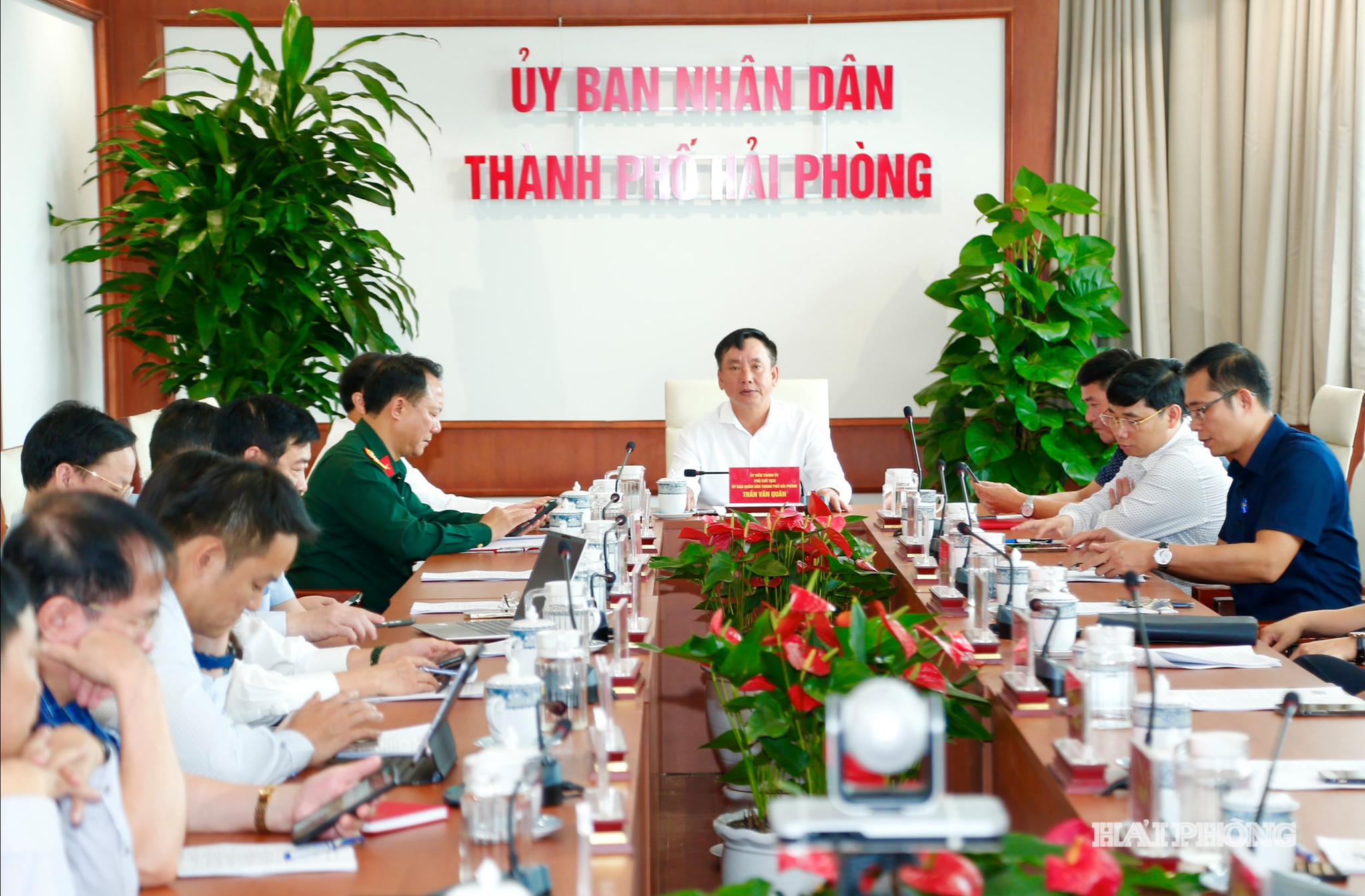 Đồng chí Trần Văn Quân, Phó chủ tịch UBND thành phố chủ trì hội nghị trực tuyến tại điểm cầu thành phố Hải Phòng.