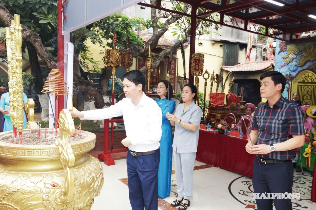 den-ha-phuong-hong-bang.jpg