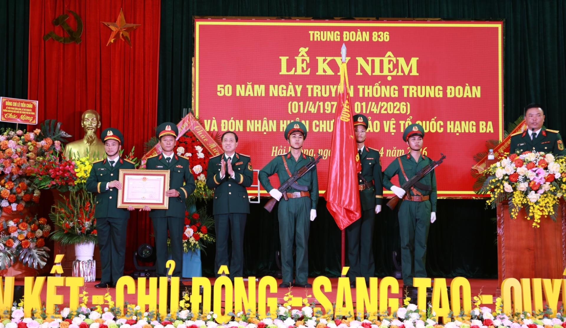 thua-uy-quyen-cua-chu-tich-nuoc-thieu-tuong-nguyen-duc-dung-pho-tu-lenh-kiem-tham-muu-truong-quan-khu-3-trao-tang-huan-chuong-bao-ve-to-quoc-hang-ba-cho-trung-doan-836(2).jpg