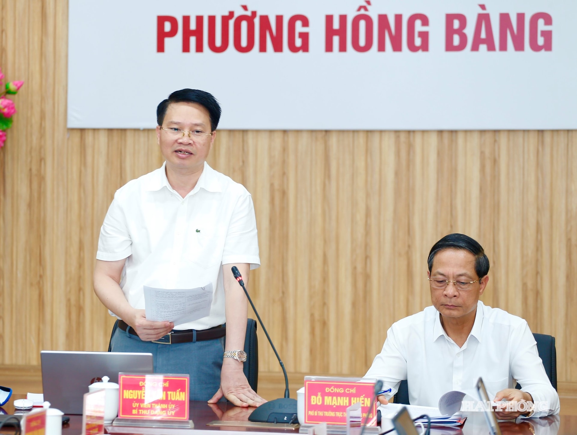 Đồng chí Nguyễn Văn Tuấn, Bí thư Đảng ủy phường Hồng Bàng phát biểu ý kiến tại hội nghị.