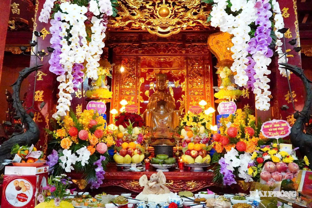 Ban thờ Đại danh y, Thiền sư Tuệ Tĩnh. Ảnh: Ban Quản lý Di tích Côn Sơn - Kiếp Bạc