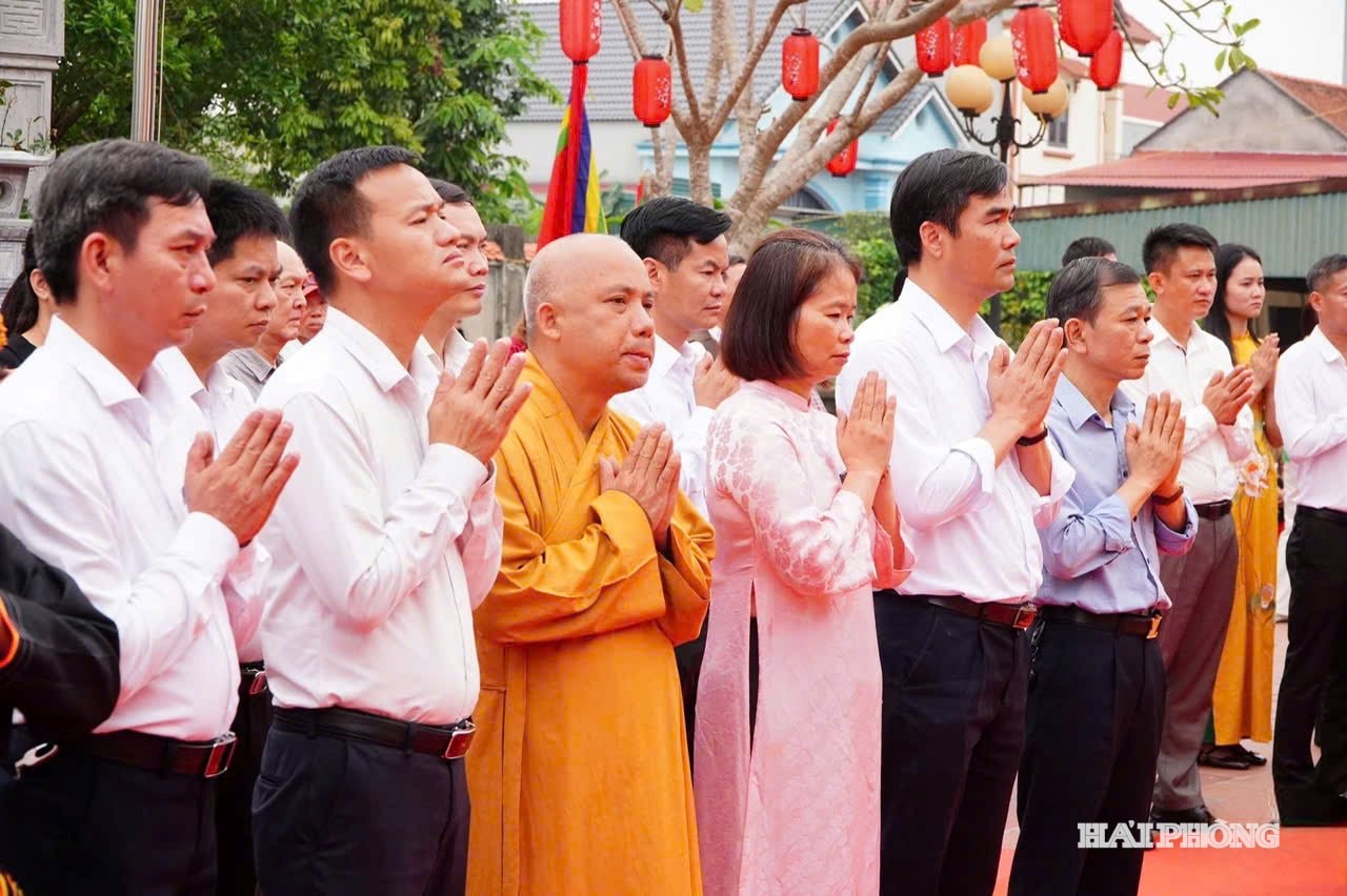 Các đại biểu tại Lễ dâng hương